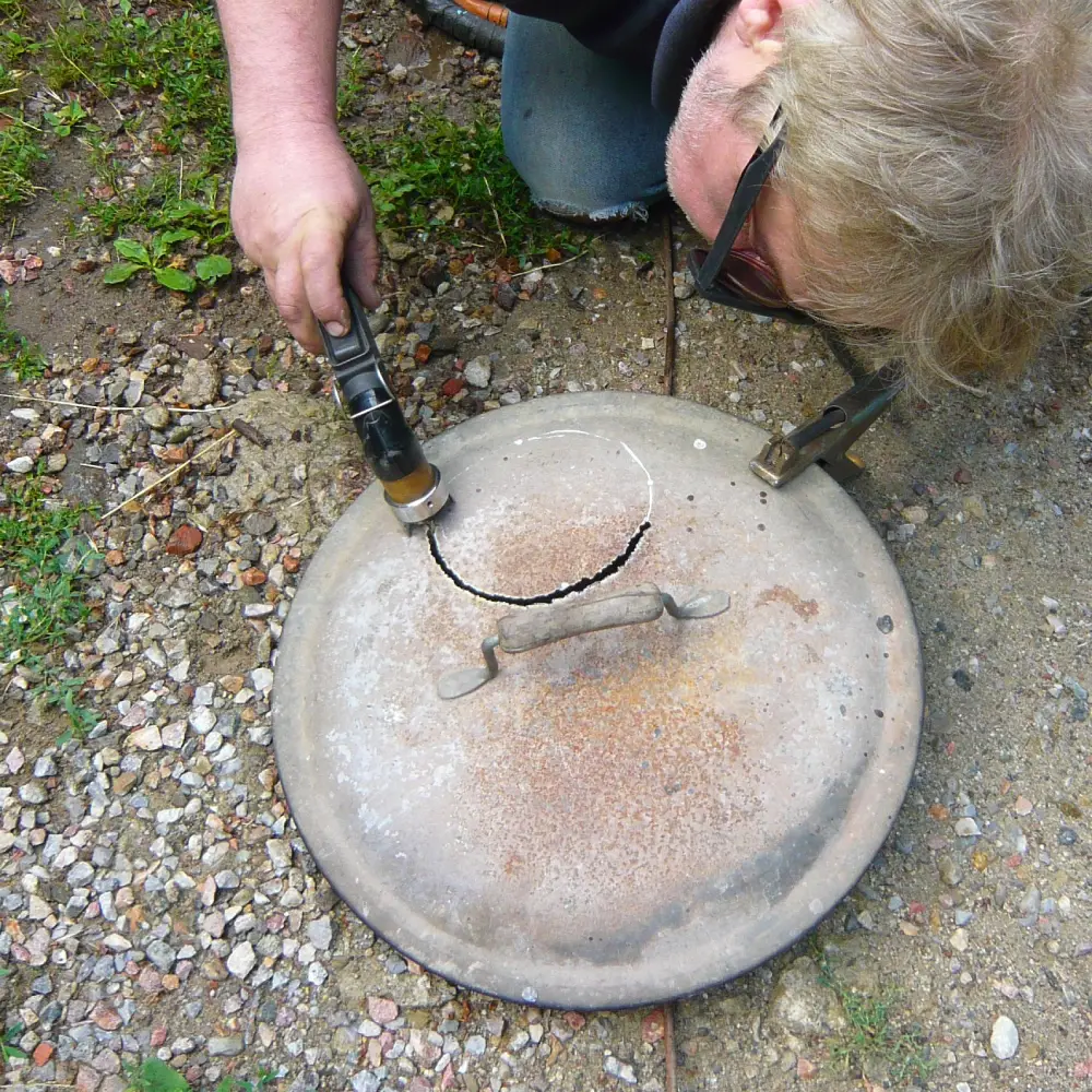 Maarten découpe le trou de la future cheminée