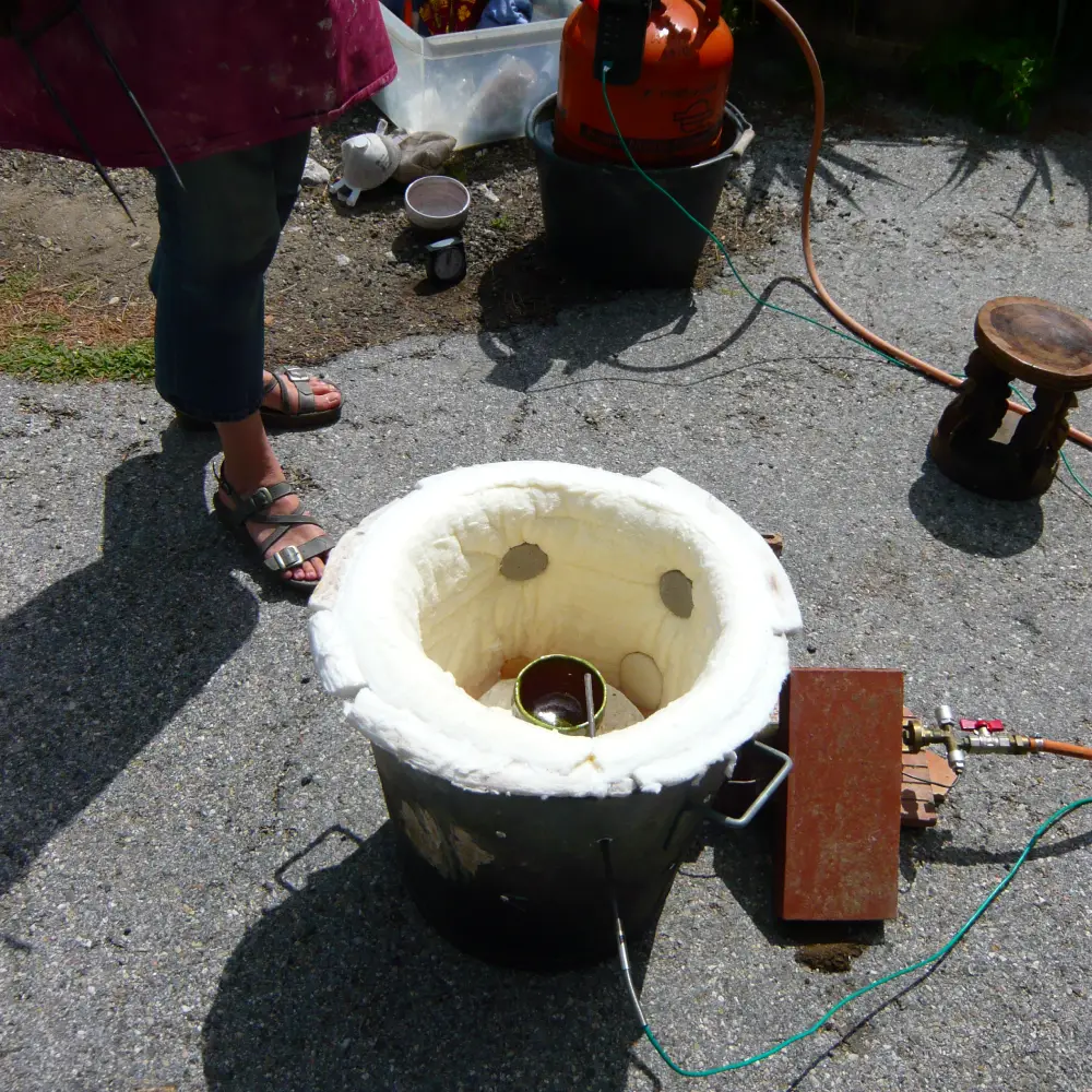 Défournement d'un bol raku
Petit four pour cuisson rapide de céramiques ou pour réaliser des tests d'émaux haute température