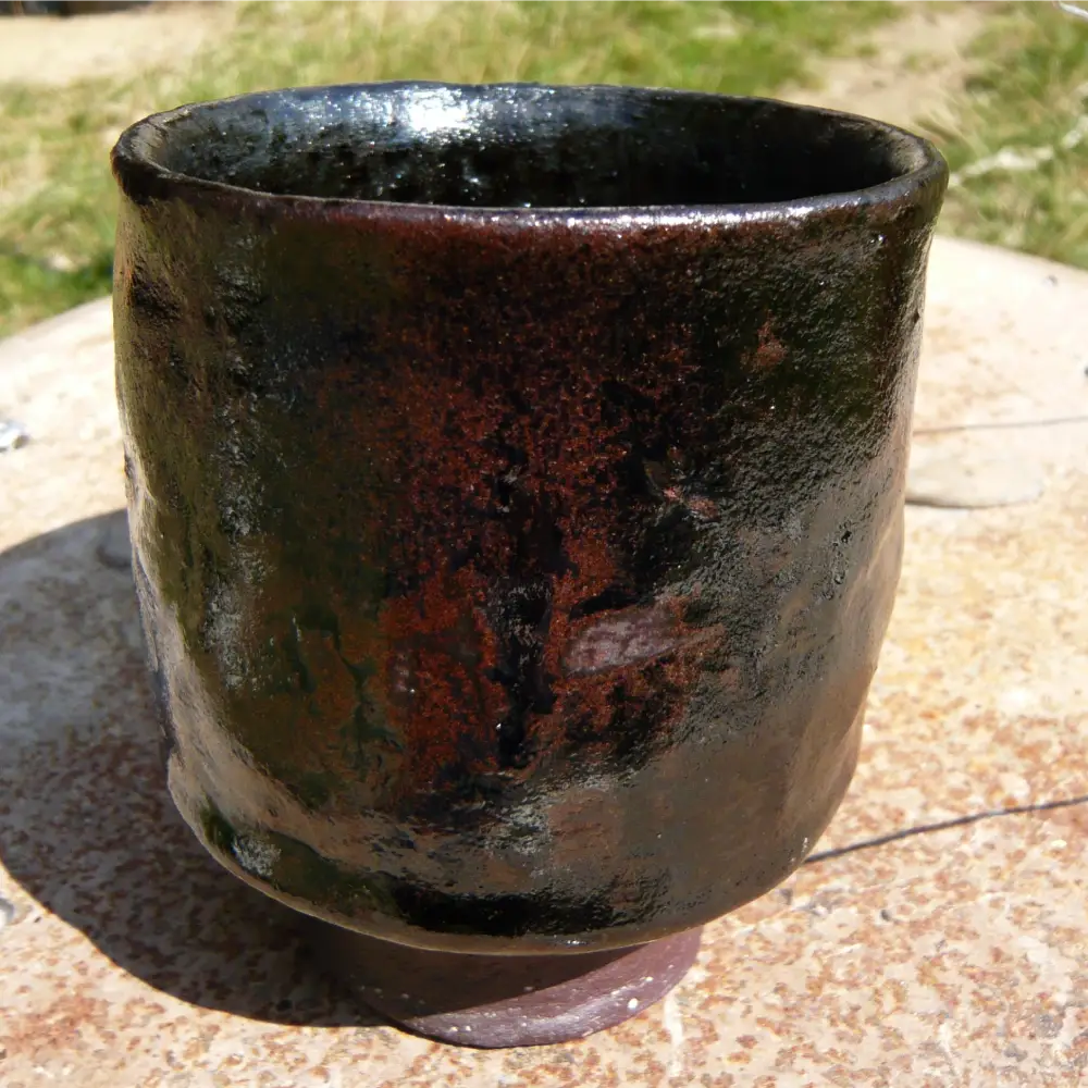 RAKU NOIR , monté à 1200°. La couleur de la glacure est naturelle et n'a pas nécessité d'enfumage!