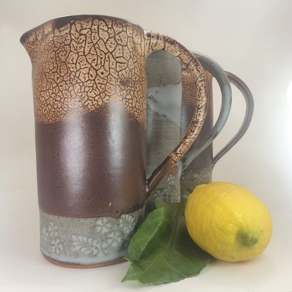 Carafe en poterie artisanale