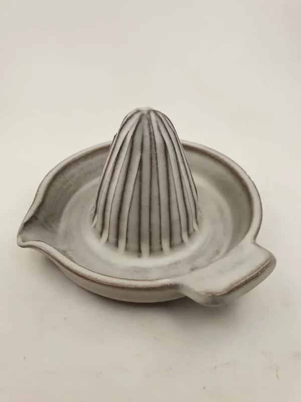 Presse-agrumes en céramique artisanale