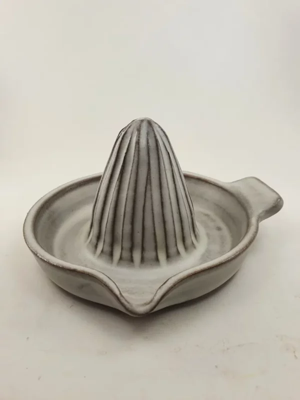 Presse-agrumes en céramique artisanale