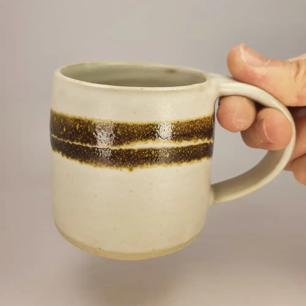 Tasse en grès avec anse