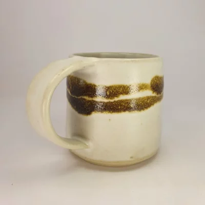 Tasse en grès avec anse