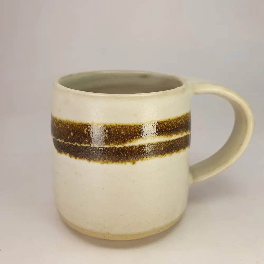 Tasse en grès avec anse