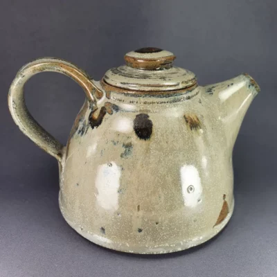 Théière artisanale en grès