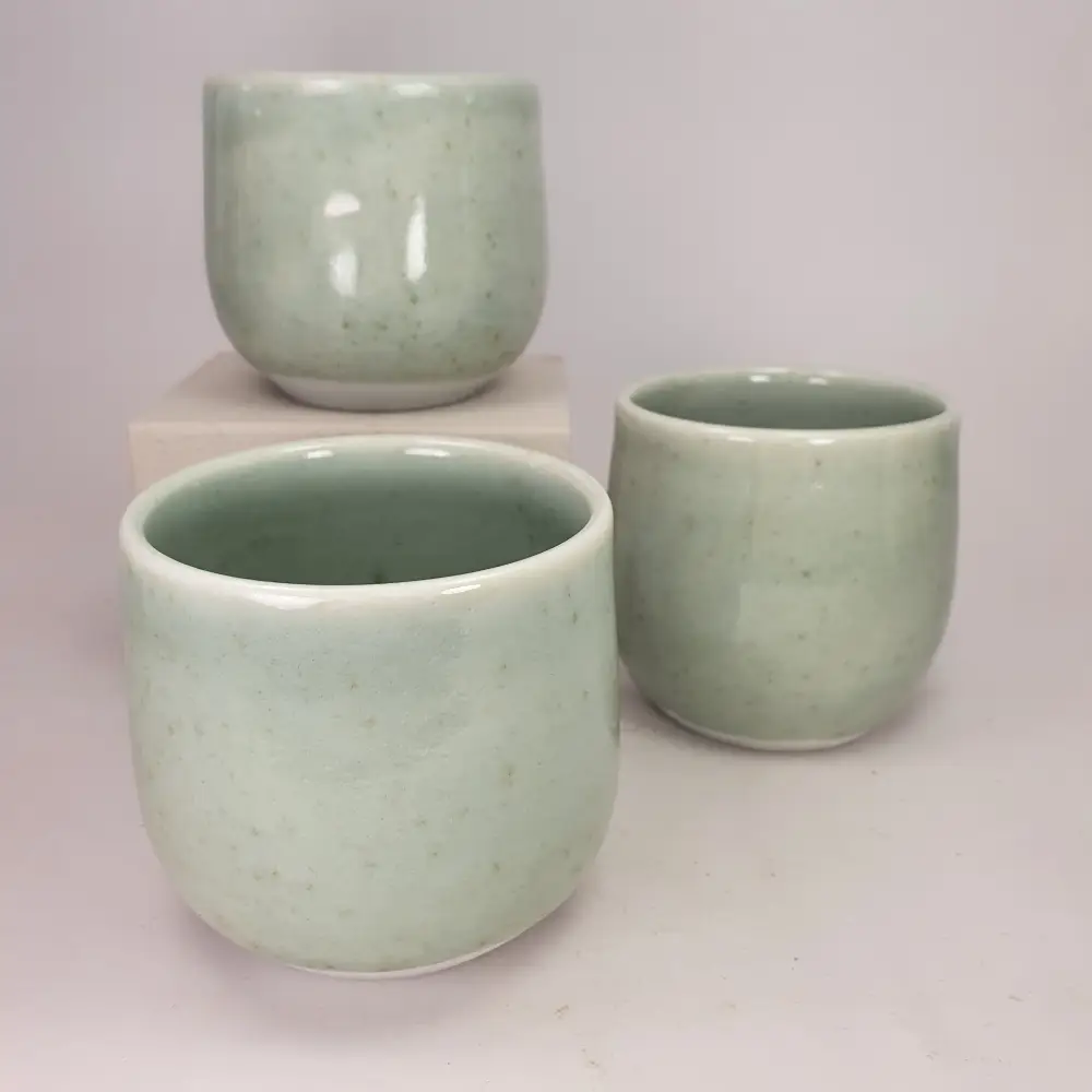 Bol céladon sur porcelaine