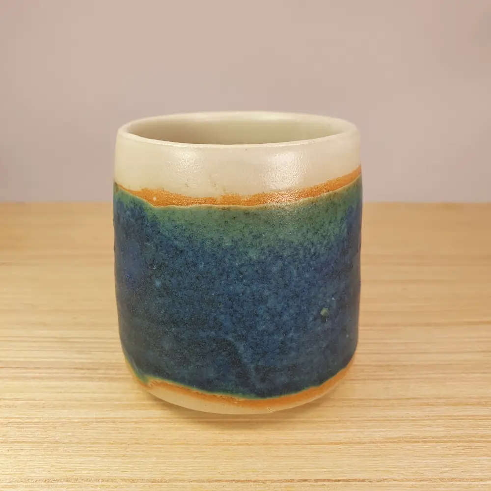 Tasse en grès blanc