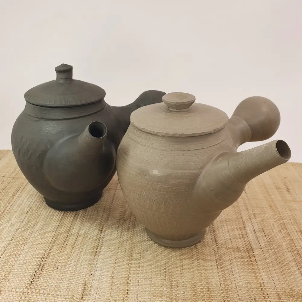 Séchage de théières en grès avant cuisson