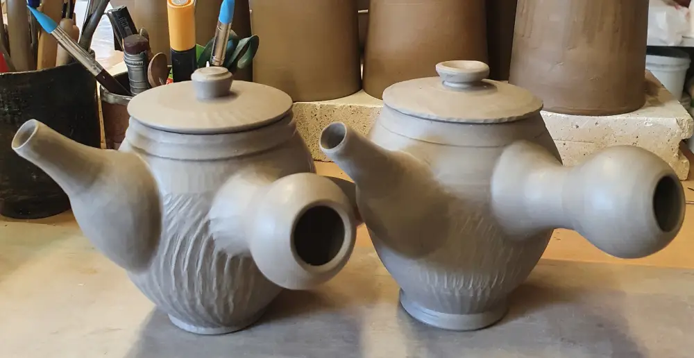 Ensemble de théières artisanales en grès – travail de potier