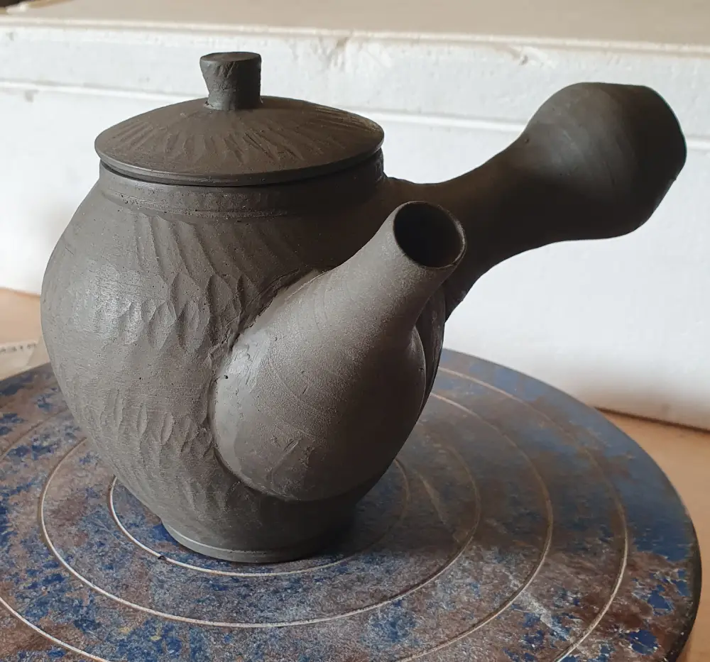 Détail du bec verseur d’une théière artisanale en grès
