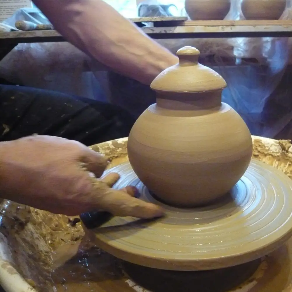 Fabrication d'une théière en grès