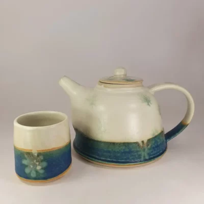 Théière artisanale en grès blanc
