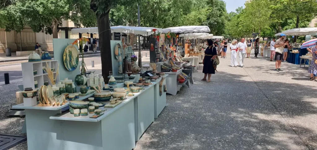 Stand de céramique artisanale au marché des potiers de Nîmes.