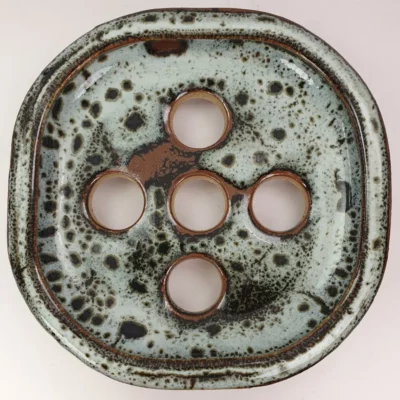 Porte-savon artisanal en grès tourné à la main avec émail de fer et trous d'évacuation de l'eau.
