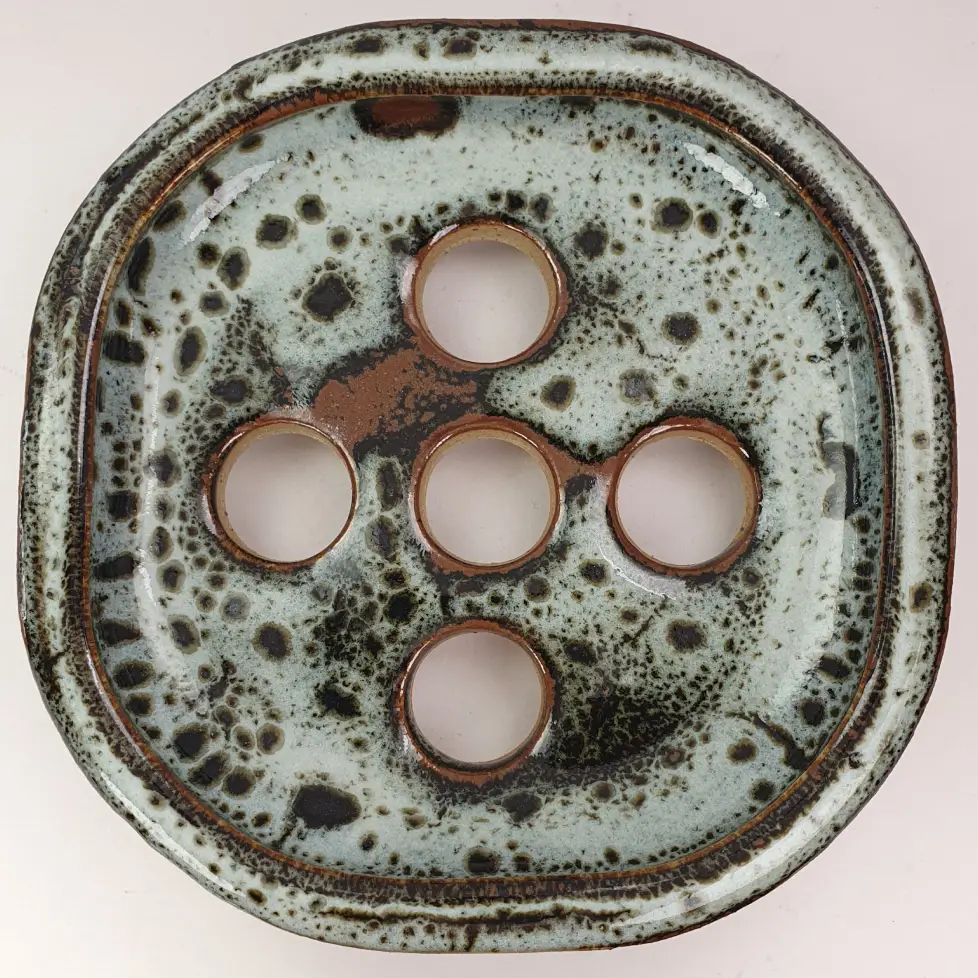 Porte-savon artisanal en grès tourné à la main avec émail de fer et trous d'évacuation de l'eau.